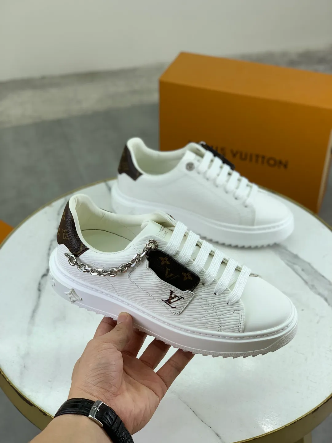Men's men's shoes 💰P700 new style 💶 top version [LOUIS VUITTON] couple 🧑‍🤝‍🧑 craft style counter series (original order) new style 🍀LV Louis Vuitton - top version LV classic high-top trendy shoes! Made of imported original craft calfskin, original breathable lining, and original wear-resistant, lightweight, high-end TPU outsole! High quality products! 3️⃣ colors are available, size: female 35-39, male 39-44 (female 40, male 45 customized)